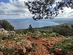 Výhled na Neo Chorio a pobřeží Středozemního moře