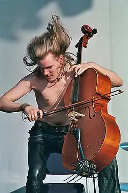 Perttu Kivilaakso ze skupiny Apocalyptica během koncertu v roce 2003