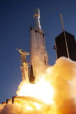 Raketa Falcon Heavy startuje na misi ArabSat 6A. B1055 byl použit jako centrální stupeň.