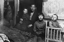 Rodina se třemi dětmi v ložnici