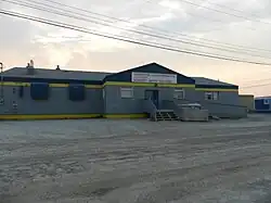 Budova kampusu v Cambridge Bay