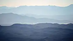 Jezero Groom a část Oblasti 51 z vrcholu Tikaboo Peak