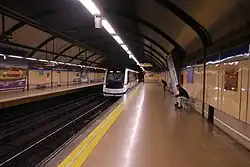 Vlak řady 8400 ve stanici Argüelles