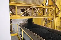 Sypání hotové směsi na korbu nákladního vozu