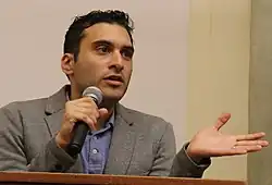 Armin Navabi přednáší na Ateistických dnech 2019 ve Varšavě.