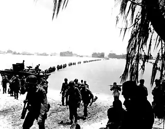 Americké posily se vyloďují na ostrově Saipan