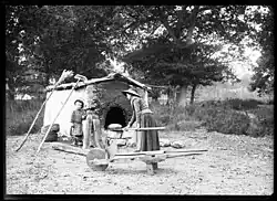 Femme devant un four à pain
