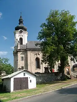 Farní kostel Nanebevzetí Panny Marie v Arnolticích (pohled od jihovýchodu)