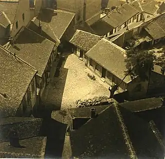 Bez názvu (trojhranný dvůr)