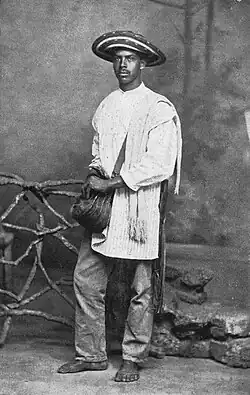 Paisa muleter se svým pončem, mačetou a kloboukem, 1910