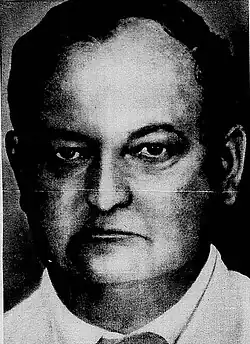 Fotografie přísně se tvářícího muže středního věku, hlava s výrazným vysokým čelem zabírá téměř celou plochu fotky