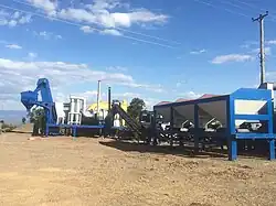 Částečně mobilní obalovna používaná na dlouhých liniových stavbách