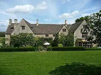 Pohled na zadní část domu Asthall Manor, rodinný dům Mitfordových v Oxfordshire