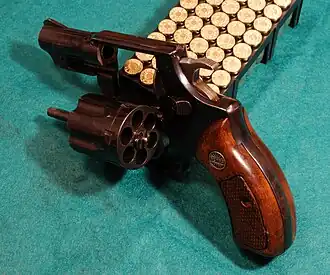 Astra 680 s otevřeným válcem na náboje ráže .38 Special.