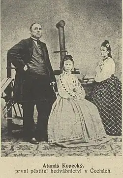 Atanáš Kopecký v 60. letech 19. století a Anna Červená (stojící vpravo), nejstarší dcera továrníka Václava Františka Červeného; fotografie z Vídeňských ilustrovaných novin z roku 1915.