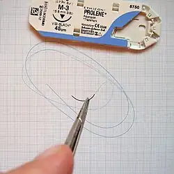 Nevstřebatelný atraumatický materiál (polypropylenová nit s jehlou)