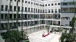 Atrium Paláce Křižík, kde sídlí společnost Seznam