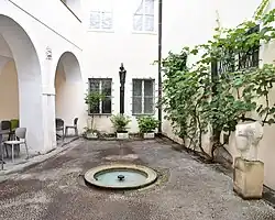 Atrium SGVU Litoměřice, sochy J. Koblasy a M. Chlupáče