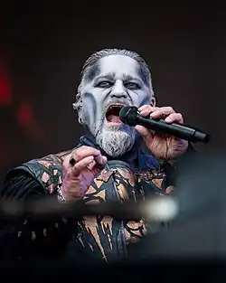 Attila Dorn během vystoupení se skupinou Powerwolf v roce 2025