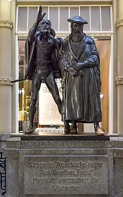 Bronzové sousoší Fausta a Mefista, který začaroval studenty (2016)