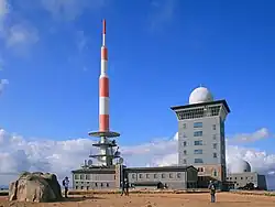 Vysílač na vrcholu hory