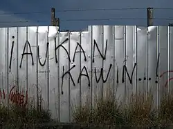 Graffiti ¡AUKAN KAWIN...! znamenající „válečná rada“, ostrov Chiloé, region Los Lagos