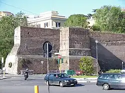 Úsek hradeb u Cestiovy pyramidy