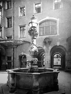 Dvůr drážďanského hospicu s kašnou, zničen 1945