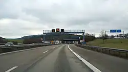 Pohled na dálniční křižovatku Kaiserslautern z dálnice A6 ve směru ze západu.