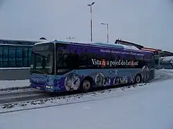 Autobus Libora Valenty na lince OCL k obchodnímu centru v Praze-Letňanech