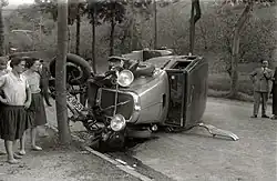 Havarovaný automobil na silnici