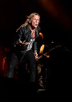 Ronnie Atkins během vystoupení s Avantasií. Stojí a hecuje publikum.