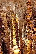 stalagmity v jeskyni Aven Armand