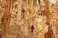 stalagmity v jeskyni Aven Armand