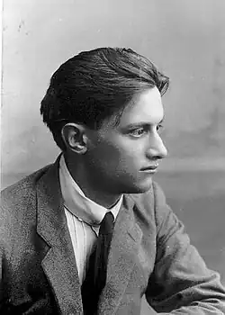 Mladý muž focený z profilu, hruď s hlavou