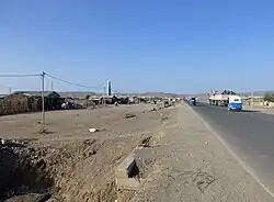 Silnice s místní mešitou (vlevo)