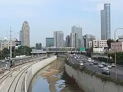 Nachal Ajalon na průtoku pomezím Tel Avivu a Ramat Ganu