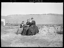 Azerbaïdjan. Madame et Mademoiselle Saintmarc. Madame Bonhomme dans le désert
