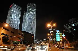 Večerní snímek silničního provozu