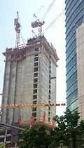 Pohled na výstavbu mrakodrapu, červen 2015