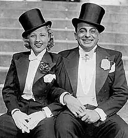 Rózsi Bársony jako Daisy Darlington (Parker) a Oszkár Dénes jako Mustafa Bej při berlínské premiéře.