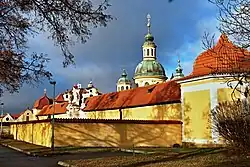 Celkový pohled na areál kostela