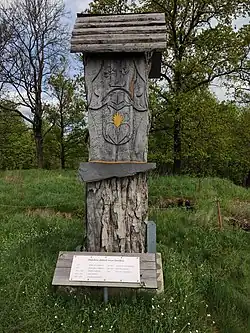 dřevěný sloup na místě tvrze