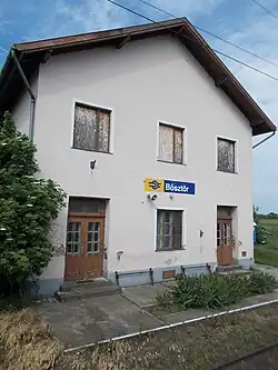 Pohled na staniční budovu.