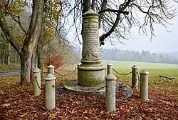 Památník Josefa Böttgera u křižovatky silnice II/199 a místní komunikace (Via Czechia)