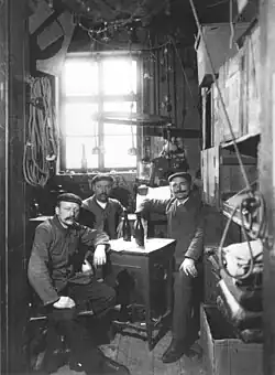 Bühnenarbeiter beim Frühstück, asi 1905