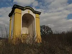 Býčkovice, výklenková kaplička na návrší nad vsí.jpg