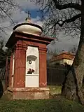 Býčkovice, výklenková kaplička u bývalé fary.jpg