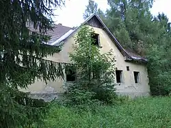 Chátrající bývalá hospoda a objekt pohraniční roty Paadorf