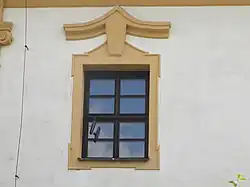 Barokní okno s ušima v horních i dolních rozích